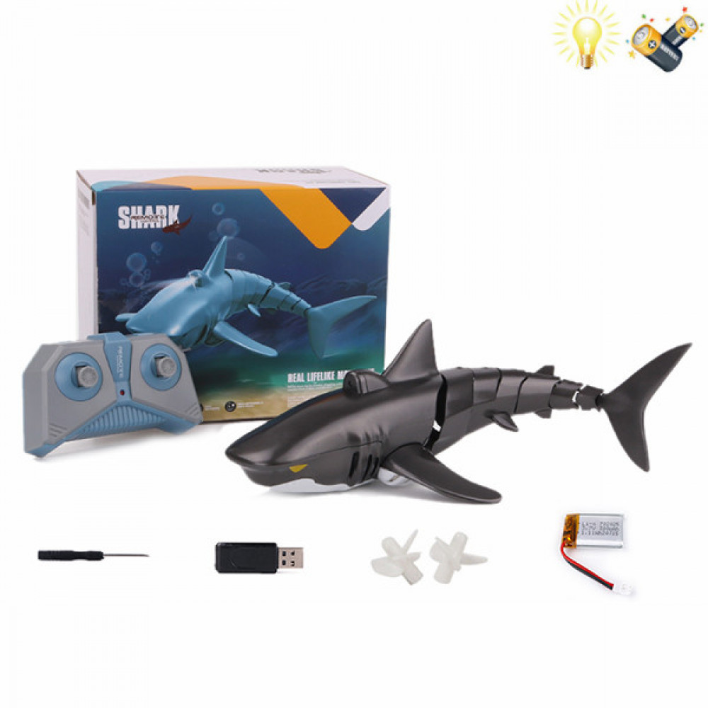 Խաղ շնաձուկ հեռակառավարմամբ, ջրում լողացող